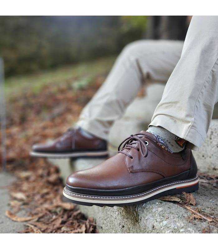hombre posando en una escalera con los zapatos comodos marrones de Zen puestos