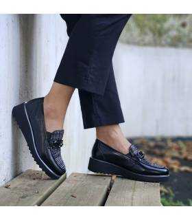 Zapatos de invierno Treintas mujer con cuña y detalles en piel puestos