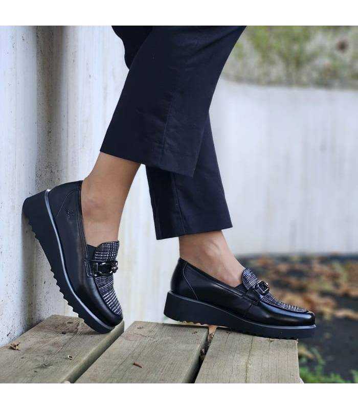 Zapatos de invierno Treintas mujer con cuña y detalles en piel puestos