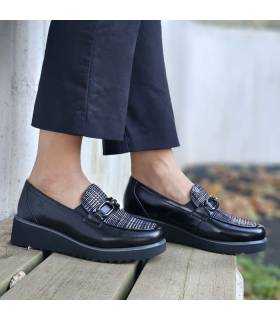 Pareja de mocasines negros Treintas con cuña para mujer puestos en conjunto