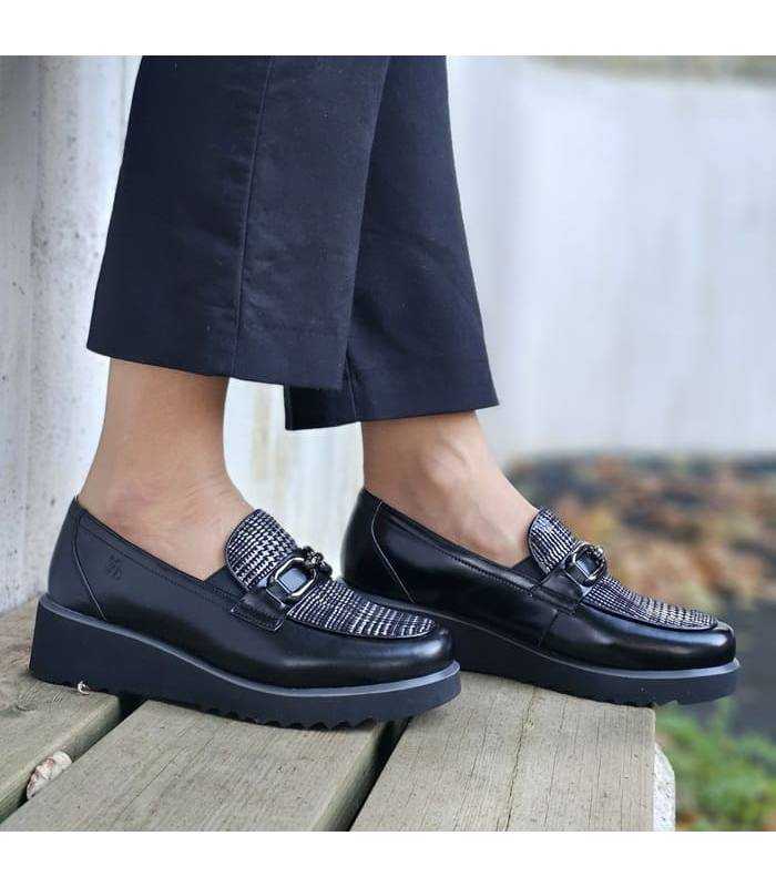 Pareja de mocasines negros Treintas con cuña para mujer puestos en conjunto