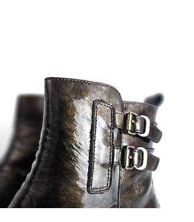 Detalle hebillas botas militares mujer charol marrón Treintas