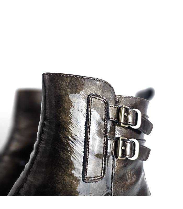 Detalle hebillas botas militares mujer charol marrón Treintas