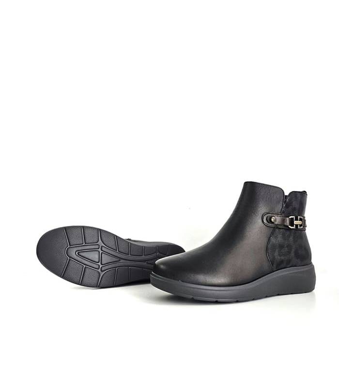 detalle del piso anrideslizante de los botines marrones de Treintas de mujer
