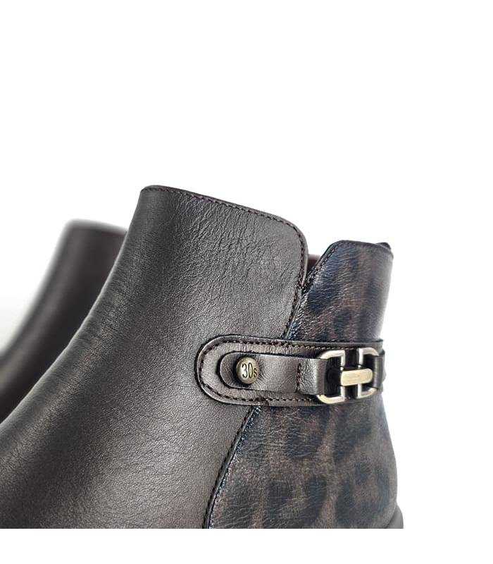 Detalle lateral botines mujer Treintas piel marrón