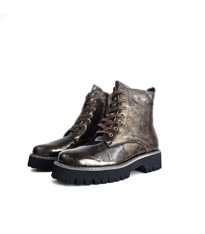 Botas militares mujer piel marrón Treintas vista diagonal puestas
