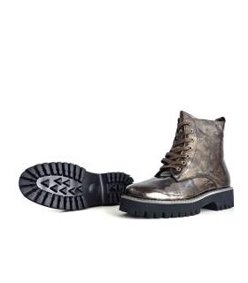Botas militares mujer piel marrón Treintas con suela vista