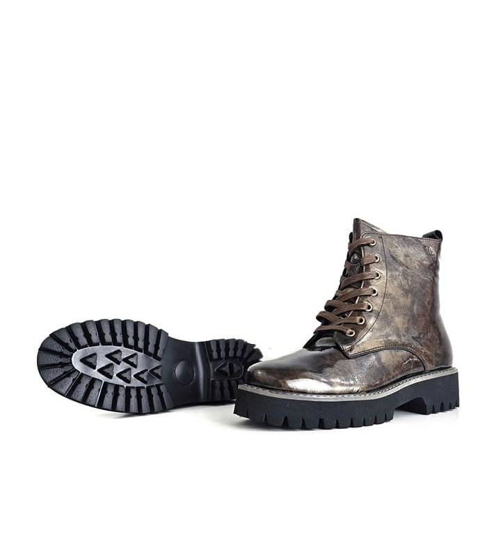 Botas militares mujer piel marrón Treintas con suela vista