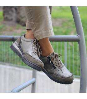 Zapatillas con cuña para mujer MySoft en taupe, con cierre de cordones y cremallera, vistas con pantalón beige.