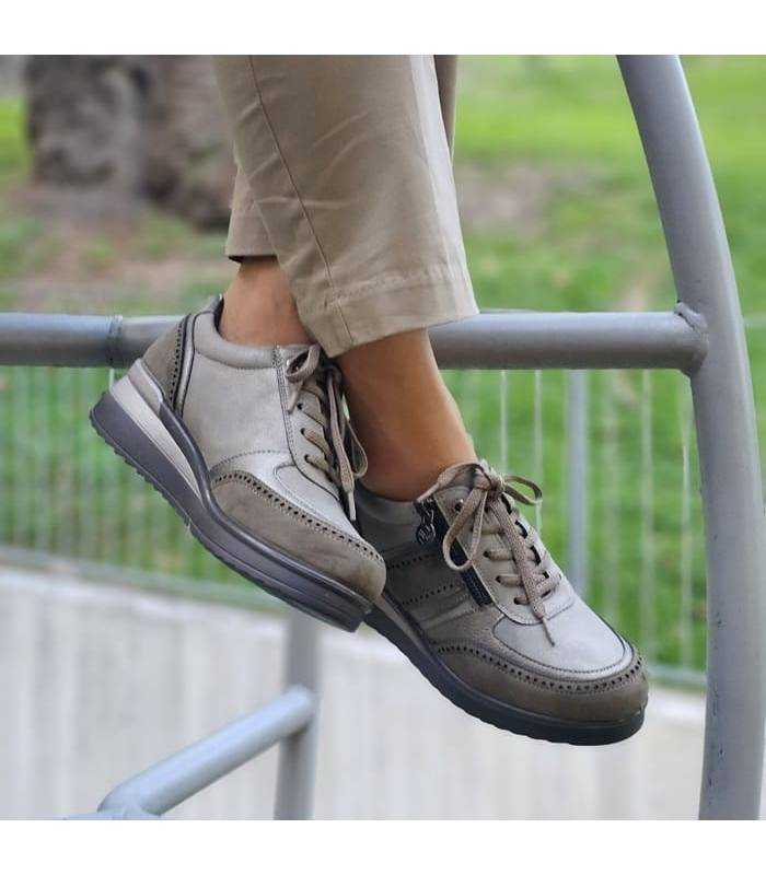 Zapatillas con cuña para mujer MySoft en taupe, con cierre de cordones y cremallera, vistas con pantalón beige.