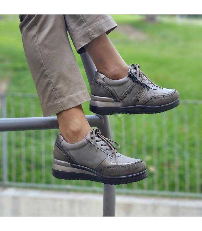 Calzado deportivo de mujer color taupe de MySoft en uso, con suela ligera y diseño anatómico para máximo confort.