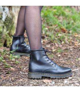 botas negras mujer puestas en exterior con medias negras