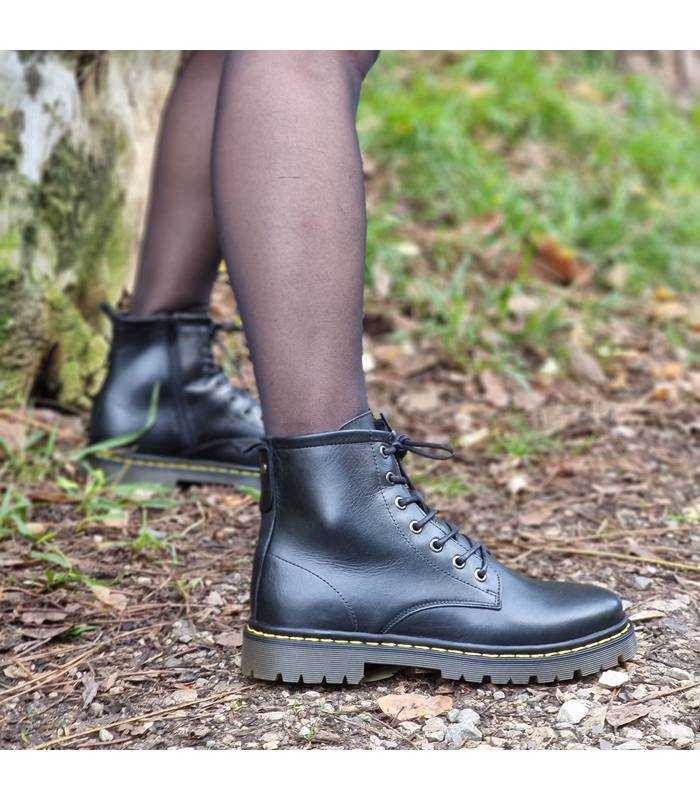 botas negras mujer puestas en exterior con medias negras