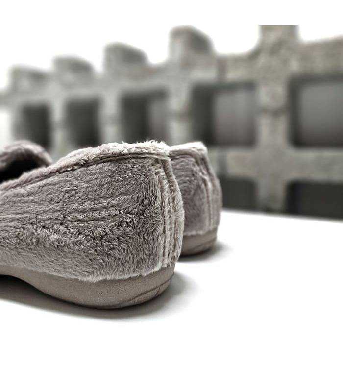 detalle trasero zapatillas color beige casa invierno mujer pelito verde Cabrera