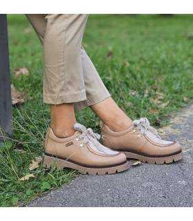 mujer posando con los zapatos comodos de piel para invierno impermeables de Nival puestos
