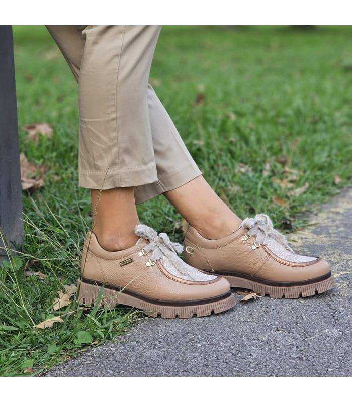 mujer posando con los zapatos comodos de piel para invierno impermeables de Nival puestos