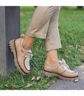 zapatos impoermables de mujer de piel beige con cordones puestos