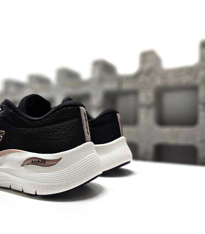 detalle talonera Skechers Arch Fit Glow mujer negras coral