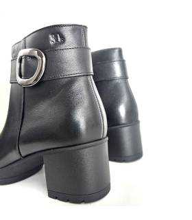 Botines de piel negros Treintas detalle hebilla metálica lateral