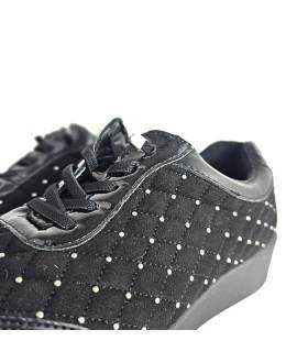 Detalle cordones elásticos zapatos deportivos mujer negros