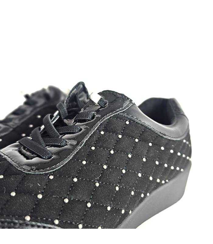 Detalle cordones elásticos zapatos deportivos mujer negros