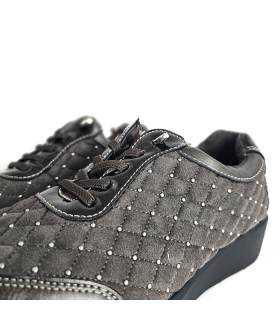 Detalle cordones elásticos zapatos deportivos mujer taupe