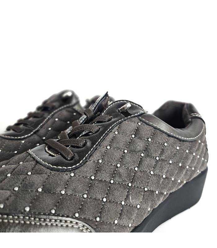 Detalle cordones elásticos zapatos deportivos mujer taupe