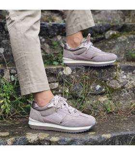 zapatillas deportivas mujer color beige de Anekke puestas posando en una escalera de piedra