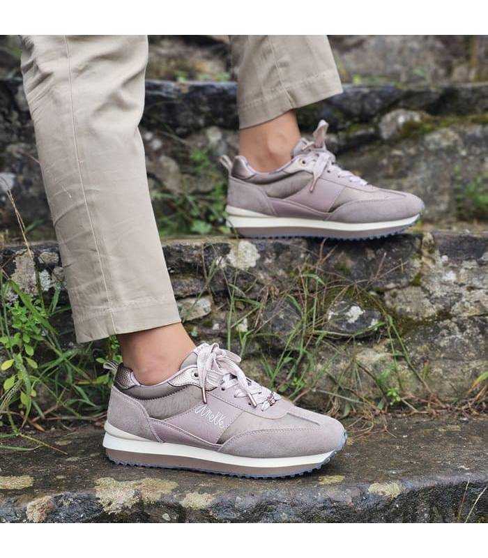 zapatillas deportivas mujer color beige de Anekke puestas posando en una escalera de piedra