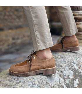 zapato de invierno para mujer camel con cordones de Nival puestos