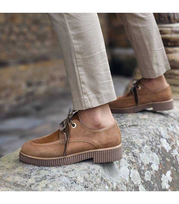 zapato de invierno para mujer camel con cordones de Nival puestos