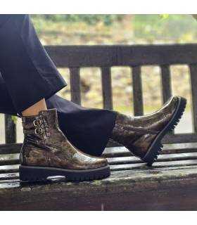 Botas de mujer en piel de charolmarron de Treintas puestas
