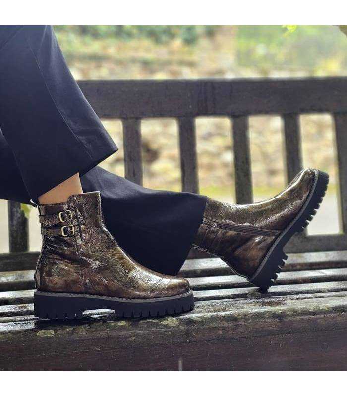 Botas de mujer en piel de charolmarron de Treintas puestas