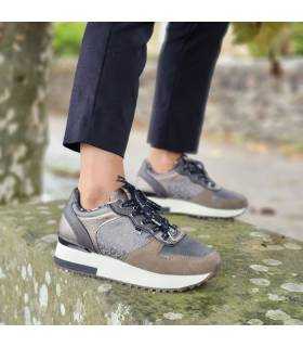 vista lateral de los deportivos con texturas color taupe de mujer para iniero de Anekke