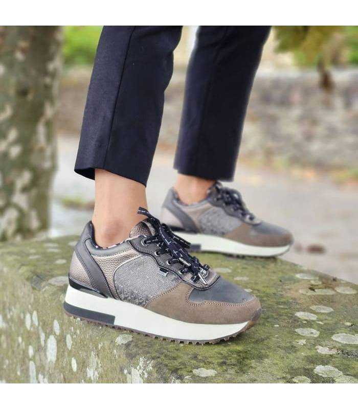 vista lateral de los deportivos con texturas color taupe de mujer para iniero de Anekke