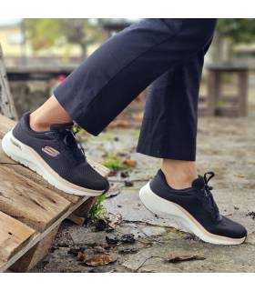 zapatillas deportivas negras de mujer Arch Fit de Skechers puestas sobre un palet de rebajas