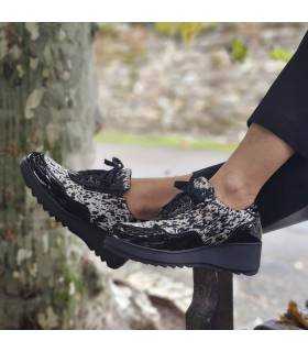zapatos negros con cuña para mujer fabricados por Nival de Invierno puestos