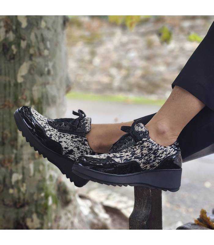 zapatos negros con cuña para mujer fabricados por Nival de Invierno puestos