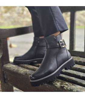 mujer posando con los botines negros comodos de Treintas puestos