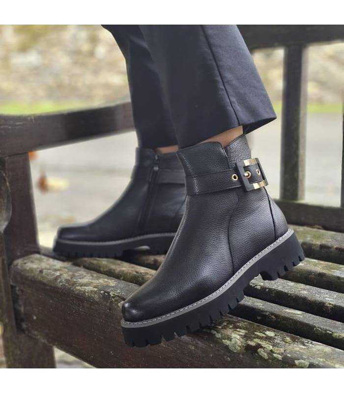 mujer posando con los botines negros comodos de Treintas puestos