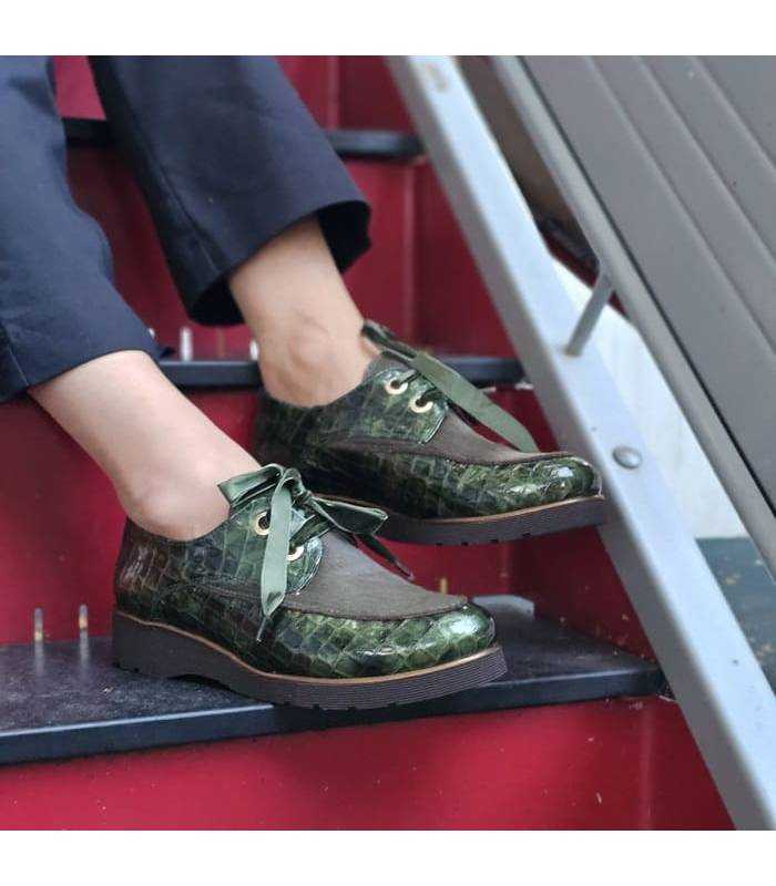 zapatos de invierno de colores de piel verde fabricados por NIval puestos