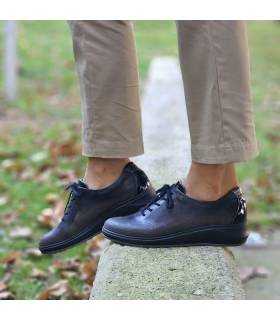 zapatos negros con cordones fabricados por Suave by Leyland puestos