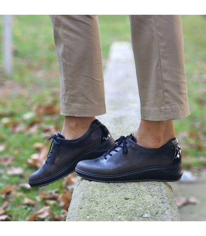 zapatos negros con cordones fabricados por Suave by Leyland puestos