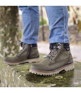Botas de hombre casual verdes fabricadas por Dockers by Gerli posando sobre un banco de piedra