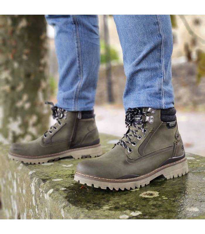 Botas de hombre casual verdes fabricadas por Dockers by Gerli posando sobre un banco de piedra