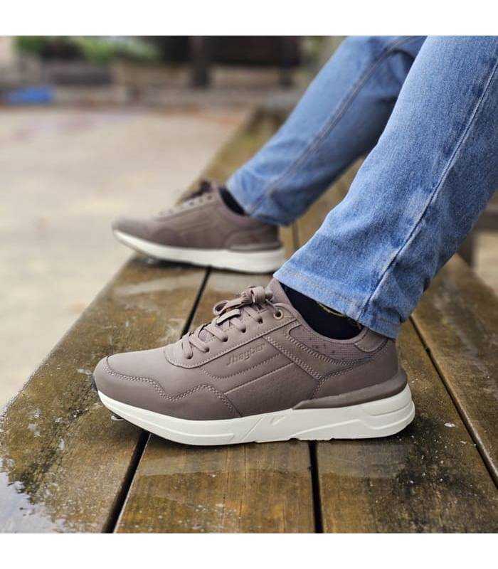 deportivos de hombre color taupe de cordones fabricados por Jhayber puestos