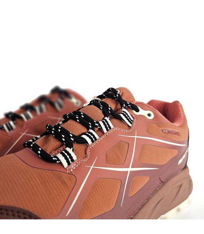 Detalle de cordones y diseño lateral Nicoboco Senda mujer