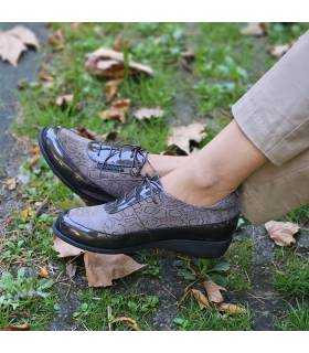 zapatos anchos mujer Doctor Cutillas puestos charol y licra marrones en césped