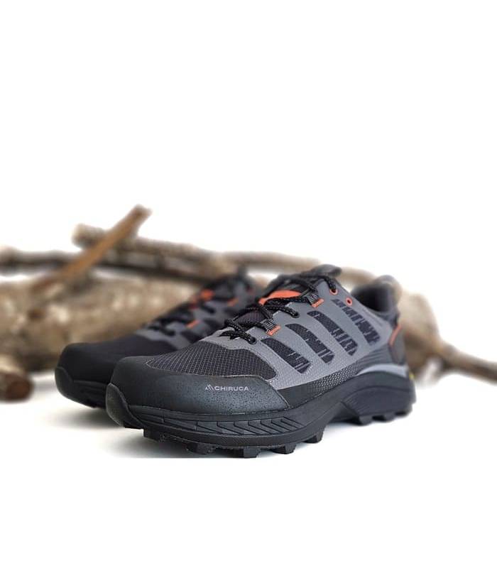 Vista de los dos perfiles de la zapatillas técnicas senderismo hombre Chiruca GoreTex color negro