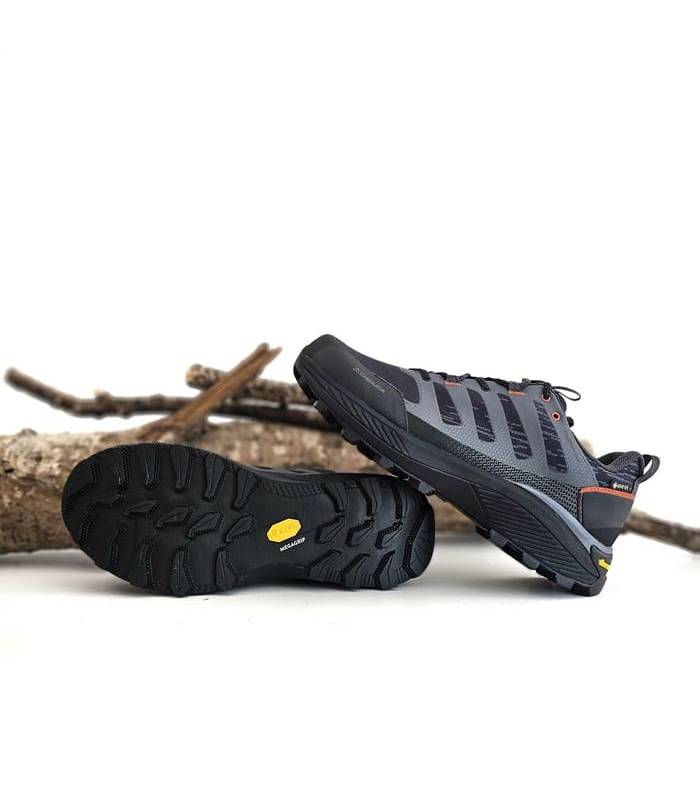 vista del piso vibram de las zapatillas de senderismo negras de Chiruca